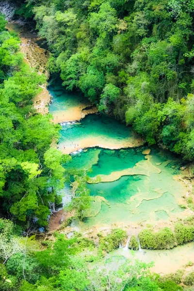 Piękne arial widok turkusowego wodospady semuc champey w Gwatemali — Zdjęcie stockowe