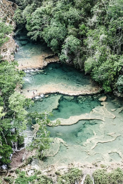 グアテマラの青緑色の滝 semuc champey の美しい arial ビュー — ストック写真