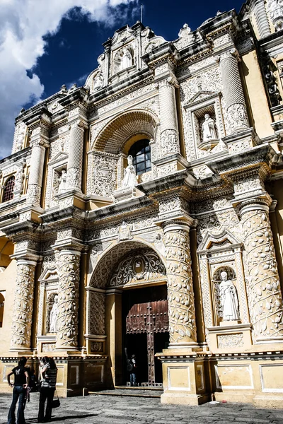 Typische Architektur in Antigua Guatemala — Stockfoto