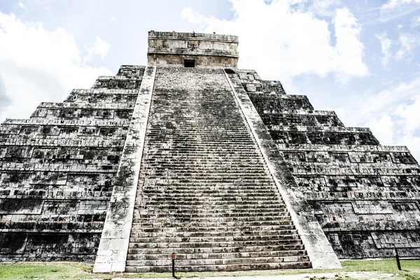 Mayan pyramid of Kukulcan El Castillo in Chichen-Itza (Chichen Itza), Mexico — Stock Photo, Image