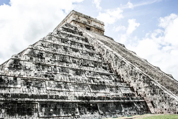 Mayan pyramid of Kukulcan El Castillo in Chichen-Itza (Chichen Itza), Mexico — Stock Photo, Image