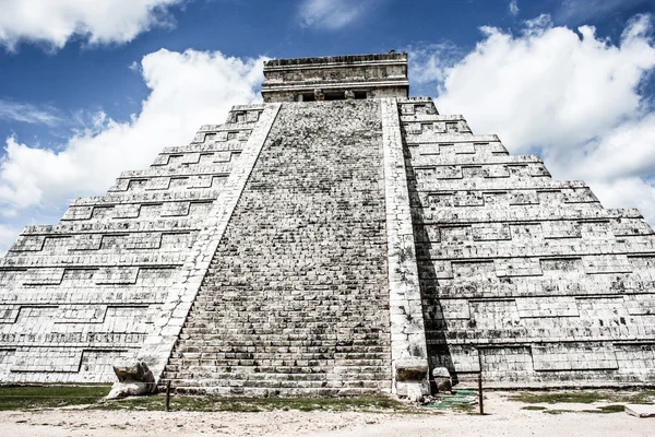 Mayan pyramid of Kukulcan El Castillo in Chichen-Itza (Chichen Itza), Mexico — Stock Photo, Image