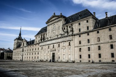 vino blanco con barril de madera aislado en blanco