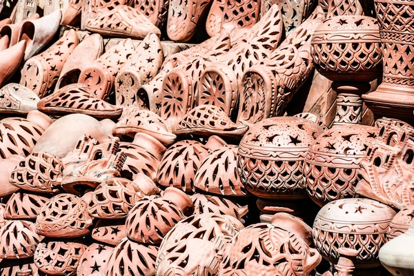 Traditionele Marokkaanse aardewerk op de markt — Stockfoto