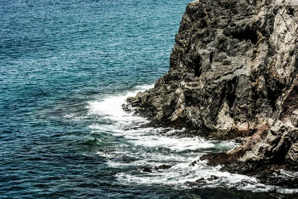 Yeşil ve mavi okyanus su kıyılarının tenerife, Kanarya Adaları — Stok fotoğraf