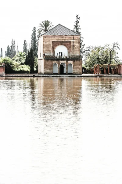 Pavilhão de reflexão sobre a bacia dos Jardins Menara em Marrakech, Marrocos — Fotografia de Stock