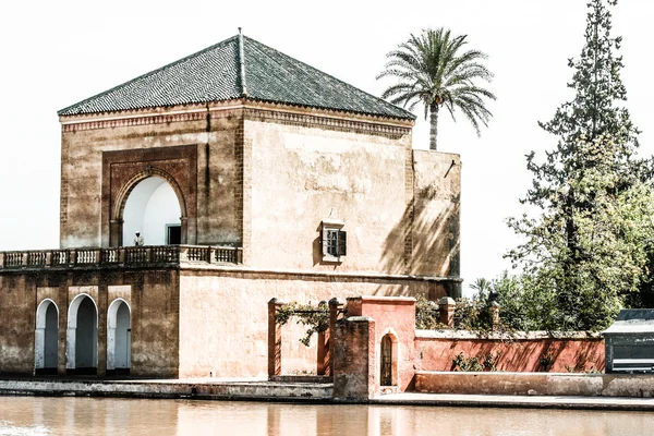 Pavilhão de reflexão sobre a bacia dos Jardins Menara em Marrakech, Marrocos — Fotografia de Stock