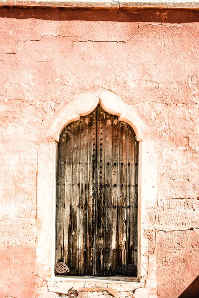 Pavilhão de reflexão sobre a bacia dos Jardins Menara em Marrakech, Marrocos — Fotografia de Stock