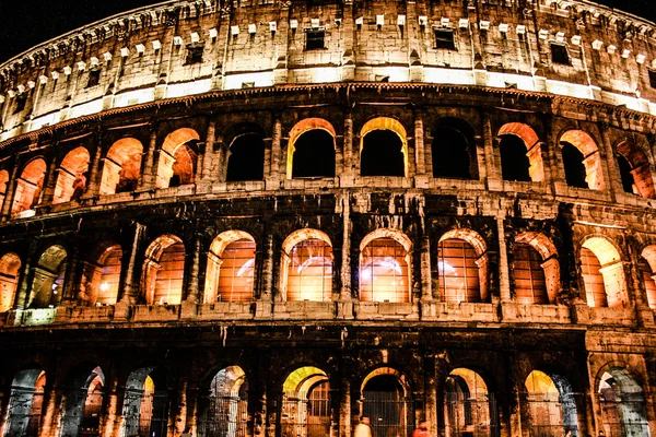 Das Kolosseum im Schein der Lichter in der Nacht, Rom — Stockfoto