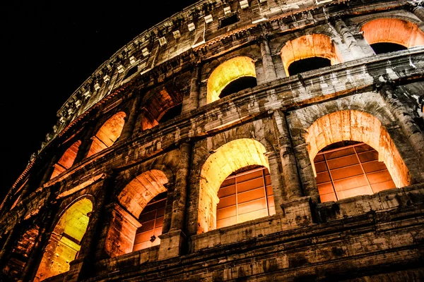 Das Kolosseum im Schein der Lichter in der Nacht, Rom — Stockfoto