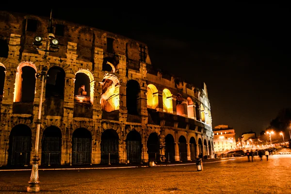 Il Colosseo sotto il bagliore delle luci notturne, Roma — Foto Stock