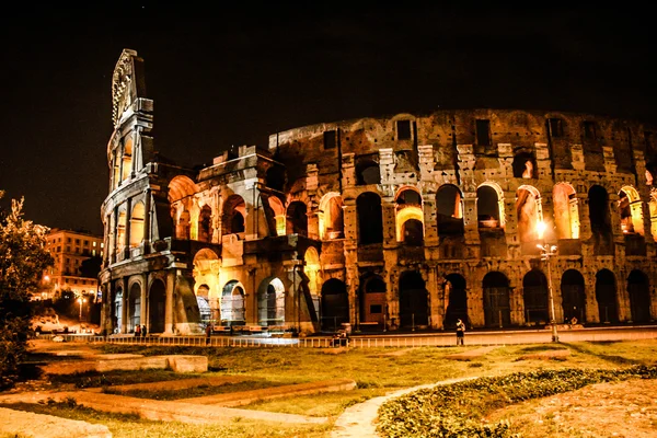 The Colosseum under the glow of lights at night, Rome — Stock Photo, Image