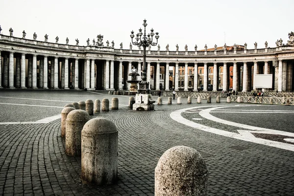 バチカン市国、バチカン市国。ローマのカトリック教徒のための最も人気のある巡礼地の間では、サン ・ ピエトロ広場です。. — ストック写真