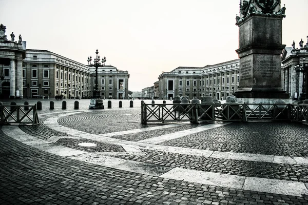 Vatican City, Vatican. Saint Peter's Square is among most popular pilgrimage sites for Roman Catholics. — Stock Photo, Image