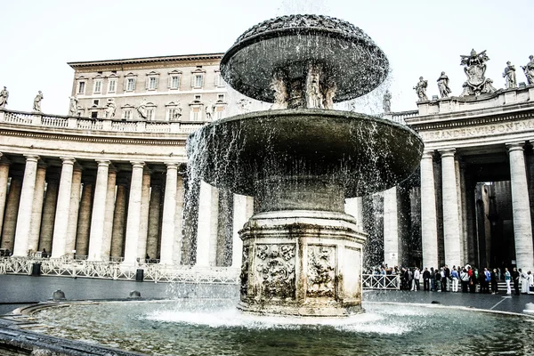 Città del Vaticano, Vaticano. Piazza San Pietro è tra i luoghi di pellegrinaggio più popolari per i cattolici romani . — Foto Stock