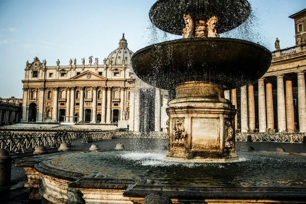 Vaticaanstad, Vaticaanstad. Sint-Pietersplein is een van de meest populaire bedevaartsoord sites voor rooms-katholieken. — Stockfoto