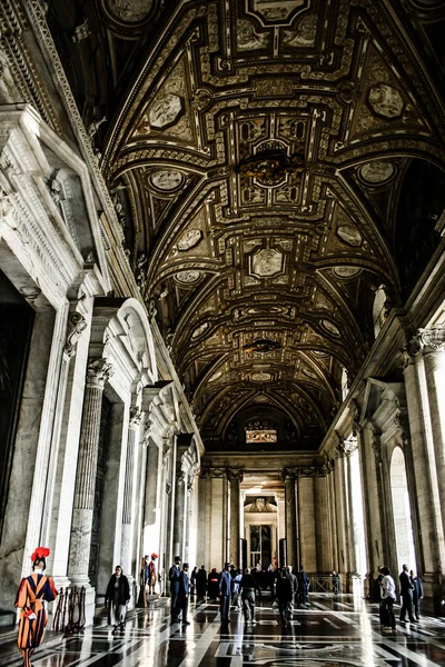 Vatikán, Vatikáni. Szent Péter tér van között a leg--bb népszerű búcsújáró helyek a római katolikusok. — Stock Fotó