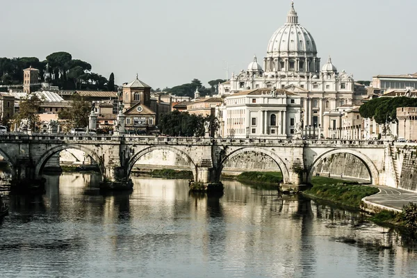 St peters basiliek en de rivier tibra in rome, Italië — Stockfoto