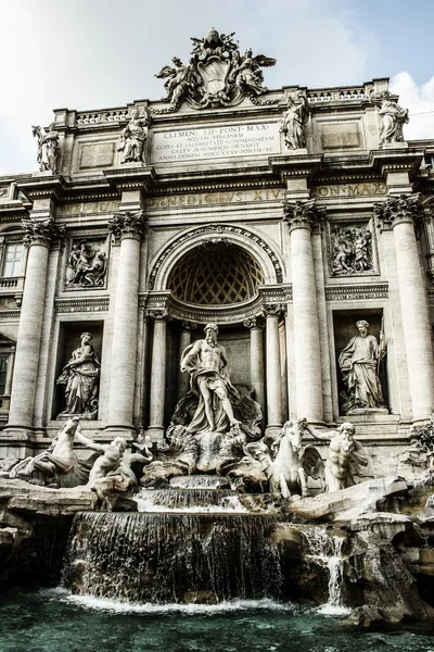 Trevi Çeşmesi, Roma - İtalya. Trevi Çeşmesi (fontana di trevi) Roma'nın en ünlü dönüm noktası biridir. — Stok fotoğraf