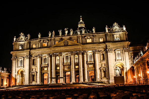 Foto nocturna de la basílica de San Pedro, Roma, Italia — Foto de Stock
