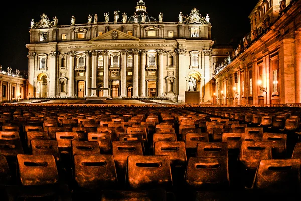 Foto nocturna de la basílica de San Pedro, Roma, Italia —  Fotos de Stock