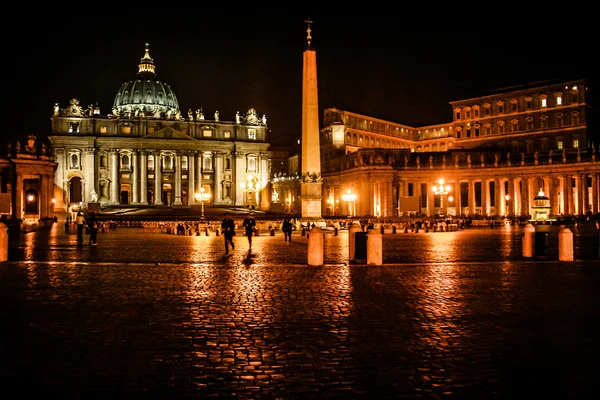 晚上拍摄的圣彼得大教堂、 罗姆人、 意大利 — 图库照片