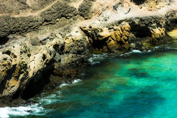 Water van de groene en blauwe oceaan van de kust van tenerife, Canarische eilanden — Stockfoto