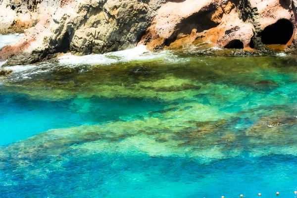 Grünes und blaues Meerwasser der Küste von Teneriffa, Kanarische Inseln — Stockfoto