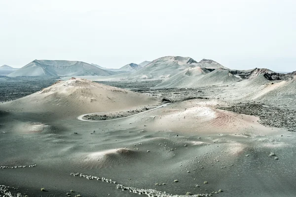 Vulkankrater in Feuerbergen, Timanfaya Nationalpark auf der Insel Lanzarote — Stockfoto