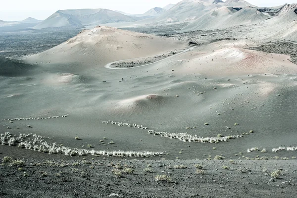 Vulkankrater in Feuerbergen, Timanfaya Nationalpark auf der Insel Lanzarote — Stockfoto