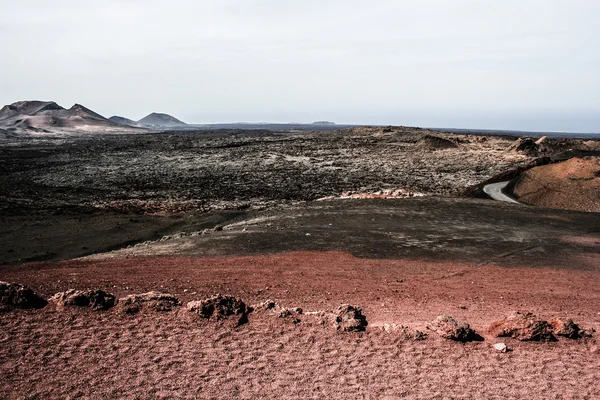 Vulkankrater in Feuerbergen, Timanfaya Nationalpark auf der Insel Lanzarote — Stockfoto