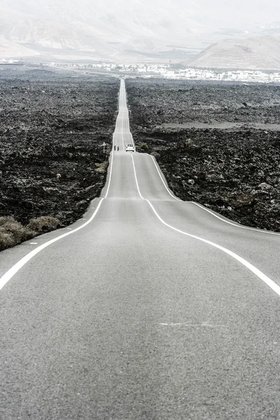 Route vierge traversant une montagne aride, Lanzarote, îles Canaries, Espagne — Photo