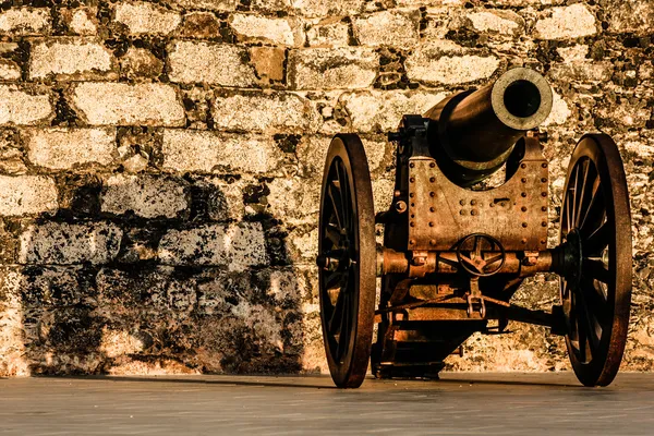 Ancient cannon on wheels — Stock Photo, Image