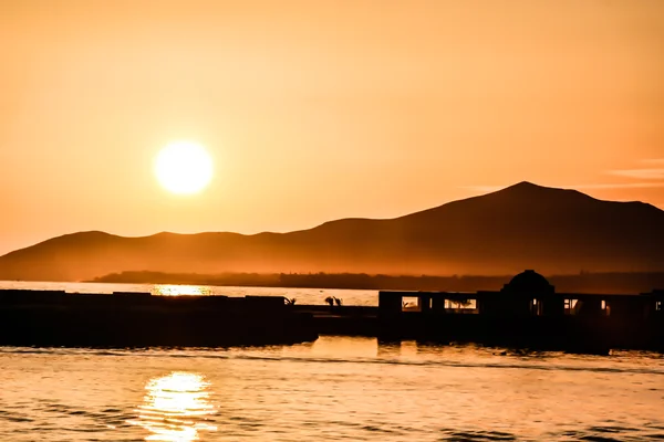 Silouhette de um velho veleiro e farol ao pôr do sol — Fotografia de Stock