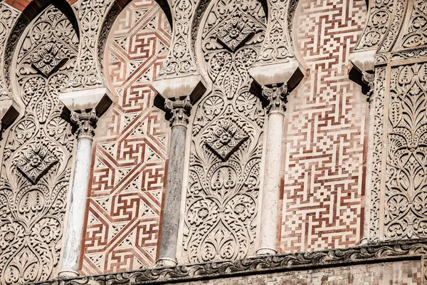 在西班牙的科尔多瓦，在中世纪，在 mudejar 样式阿拉伯统治的象征镇阿拉伯拱门. — 图库照片