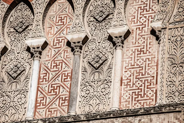 Arabian arches in spanish town of Cordoba, symbol of the arabian domination in Middle Age, in mudejar style. — Stock Photo, Image