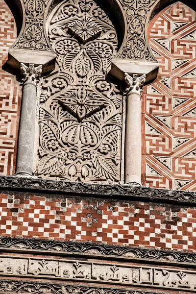 Arab arches spanyol város cordoba, a középkorban, a mudéjar stílusú Arab uralom jelképe. — Stock Fotó