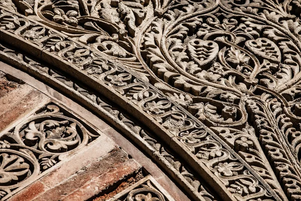 Arabische bogen in de Spaanse stad van cordoba, symbool van de Arabische overheersing op middelbare leeftijd, in mudejarstijl stijl. — Stockfoto