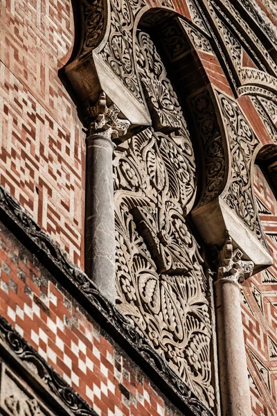 Arabische bogen in de Spaanse stad van cordoba, symbool van de Arabische overheersing op middelbare leeftijd, in mudejarstijl stijl. — Stockfoto