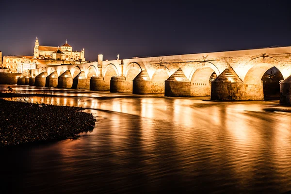 Velká mešita a římský most v noci v cordoba, Španělsko — Stock fotografie