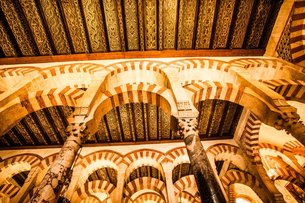 Wielki Meczet lub wnętrza słynnego meczetu mezquita w Kordoba, spain — Zdjęcie stockowe