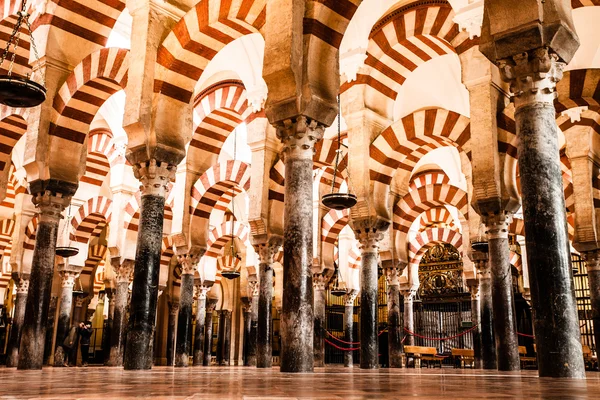 La Gran Mezquita o Mezquita famoso interior en Córdoba, España —  Fotos de Stock
