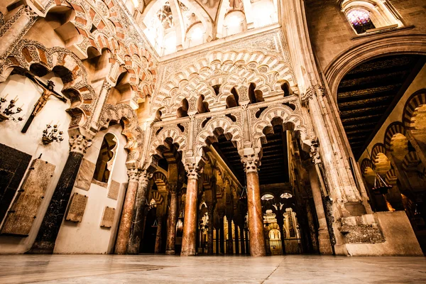 Die große moschee oder mezquita berühmten innenraum in cordoba, spanien — Stockfoto