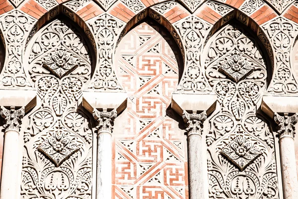 Arabian arches in spanish town of Cordoba, symbol of the arabian domination in Middle Age, in mudejar style. — Stock Photo, Image