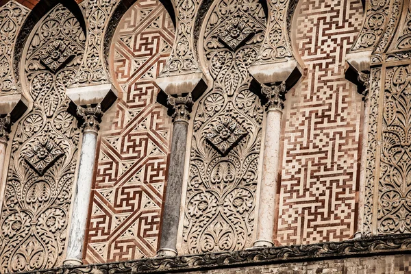 Arcos árabes na cidade espanhola de Córdoba, símbolo da dominação árabe na Idade Média, em estilo mudejar . — Fotografia de Stock