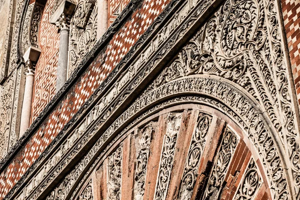 Arabische bogen in de Spaanse stad van cordoba, symbool van de Arabische overheersing op middelbare leeftijd, in mudejarstijl stijl. — Stockfoto