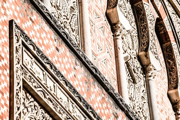 在西班牙的科尔多瓦，在中世纪，在 mudejar 样式阿拉伯统治的象征镇阿拉伯拱门. — 图库照片