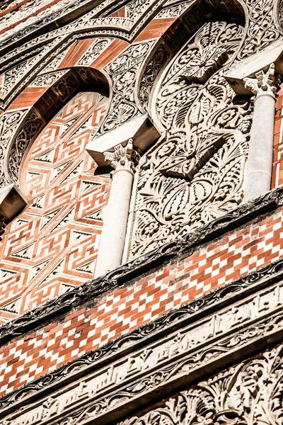 Arabian arches in spanish town of Cordoba, symbol of the arabian domination in Middle Age, in mudejar style. — Stock Photo, Image