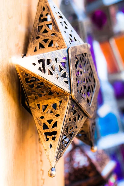 Moroccan glass and metal lanterns lamps in Marrakesh souq — Stock Photo, Image