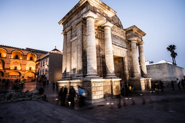 Bridge gate (İspanyolca: puerta del puente) cordoba, Endülüs, İspanya'da geceleri aydınlatılan Rönesans zafer takı. — Stok fotoğraf